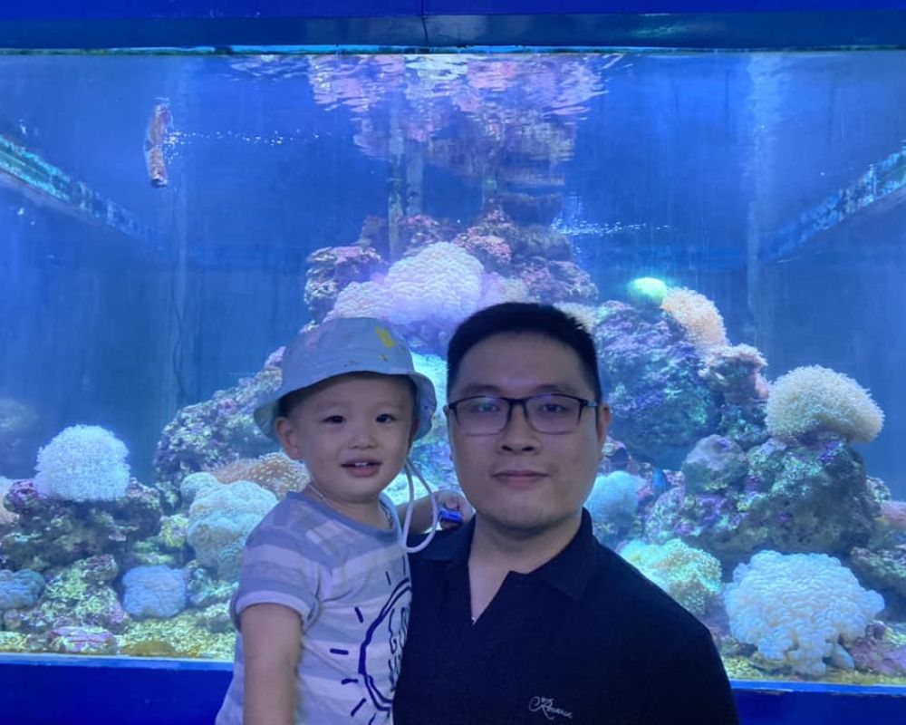 Father-and-son-go-to-visit-the-aquarium-in-Nha-Trang