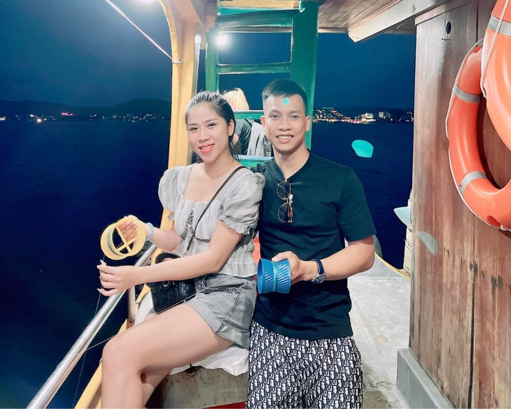 The-couple-go-fishing-for-night-squid-on-the-boat