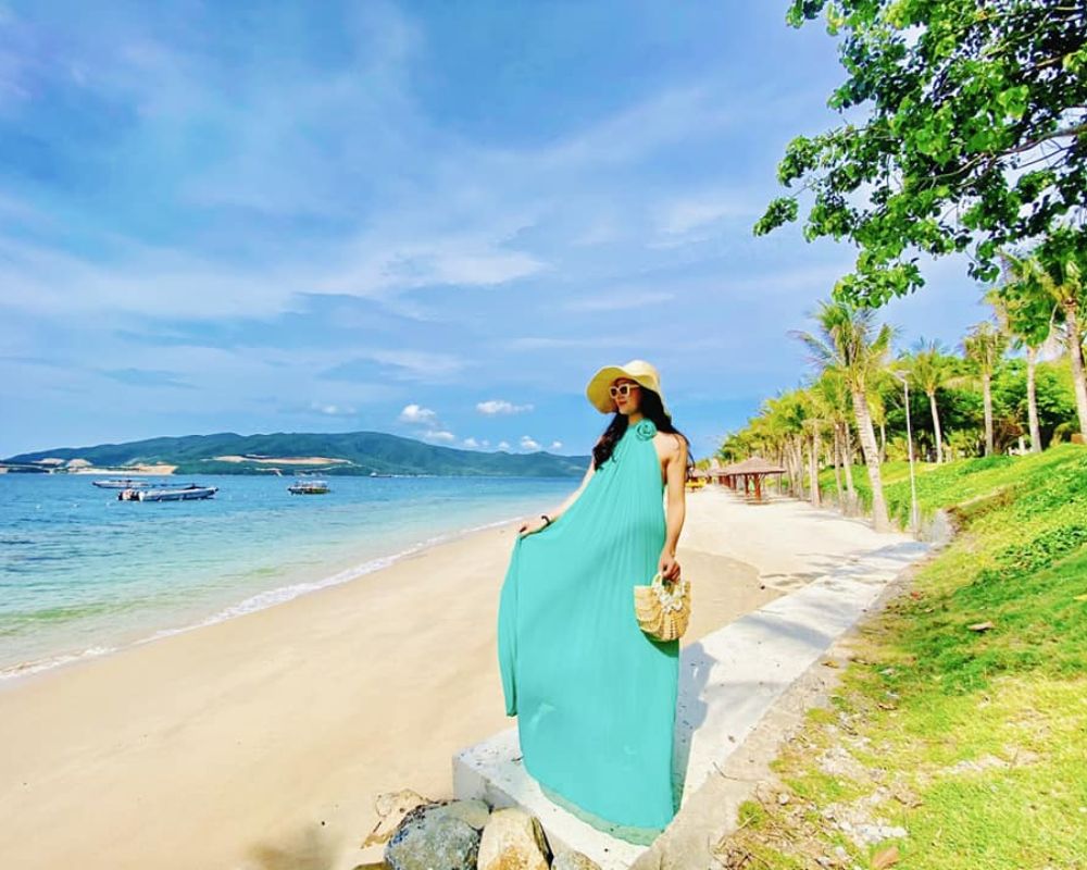 The-girl-taking-photos-at-Hon-Tam-Beach
