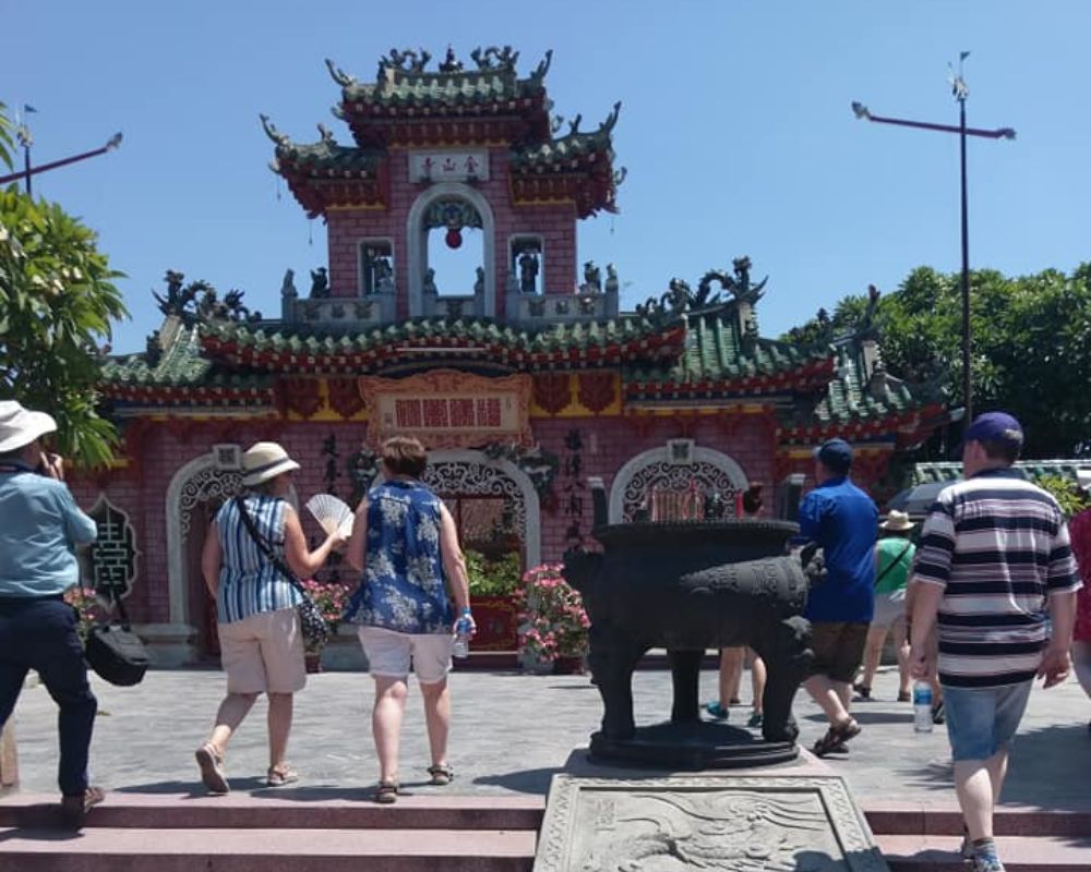 Tourists-explore-Cantonese-Assembly-Hall