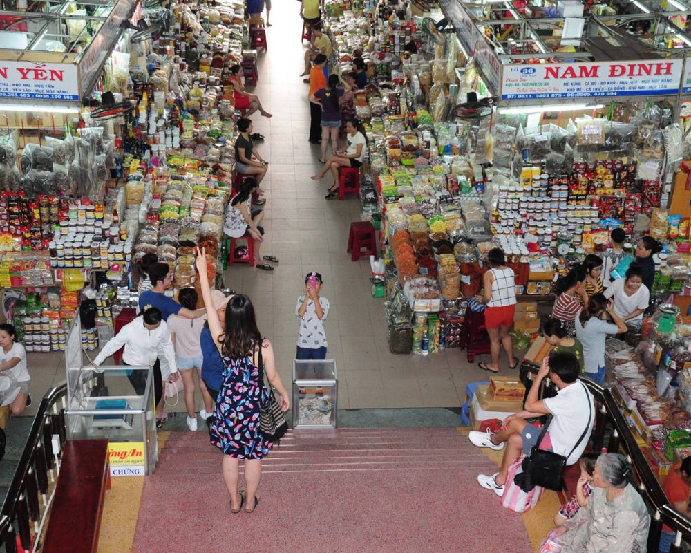 Tourists-go-shopping-Han-Market-Danang