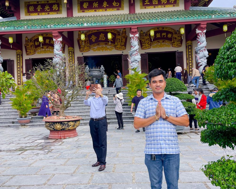Tourists-make-a-pilgrimage-to-Linh-Ung-Pagoda