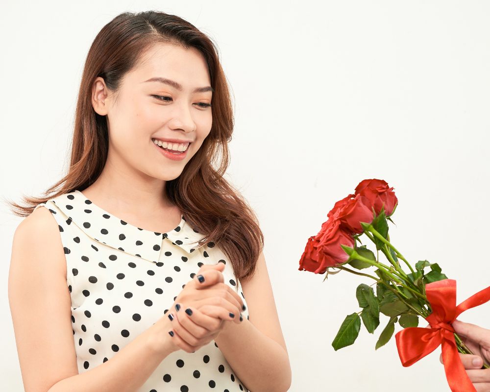 Boy-gives-girl-flowers-on-Vietnamese-Women-s-day