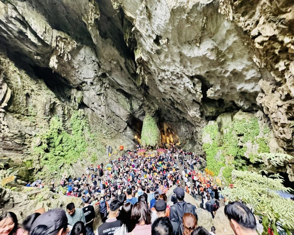 People-flock-to-Perfume-Pagoda