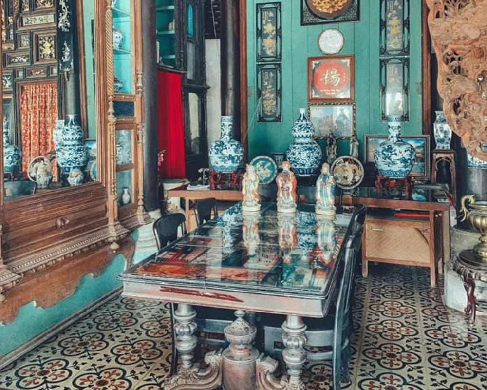 Precious-antiques-on-display-in-Binh-Thuy-ancient-house