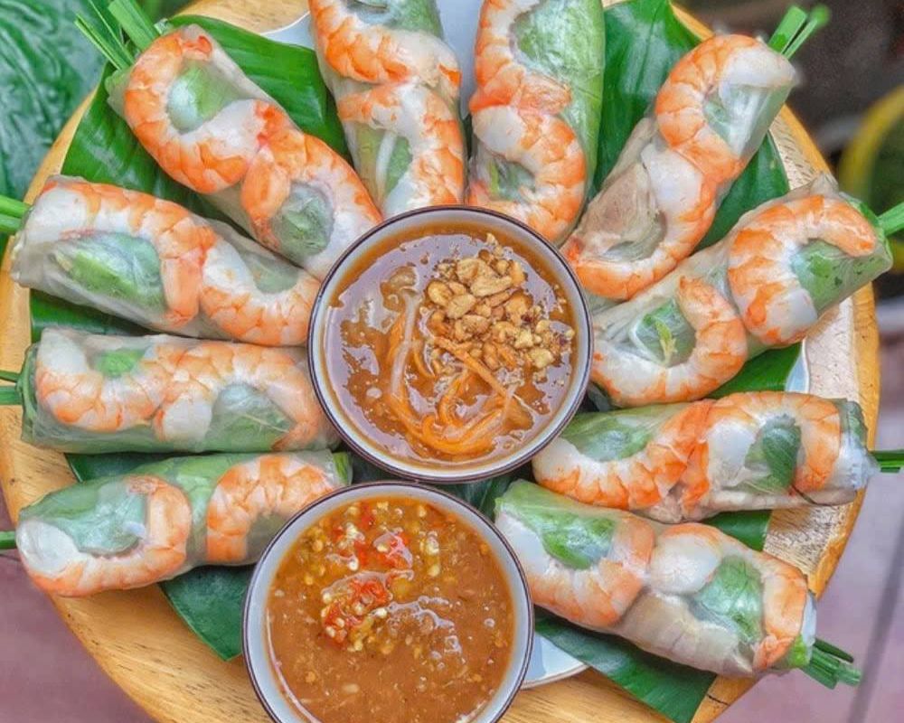 Spring-rolls-with-traditional-dipping-sauce