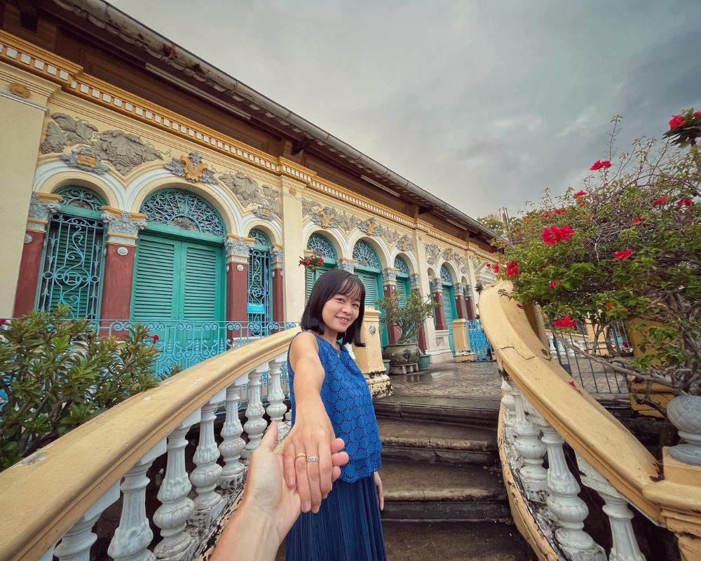 The-way-up-the-stairs-before-entering-the-inside-of-the-house