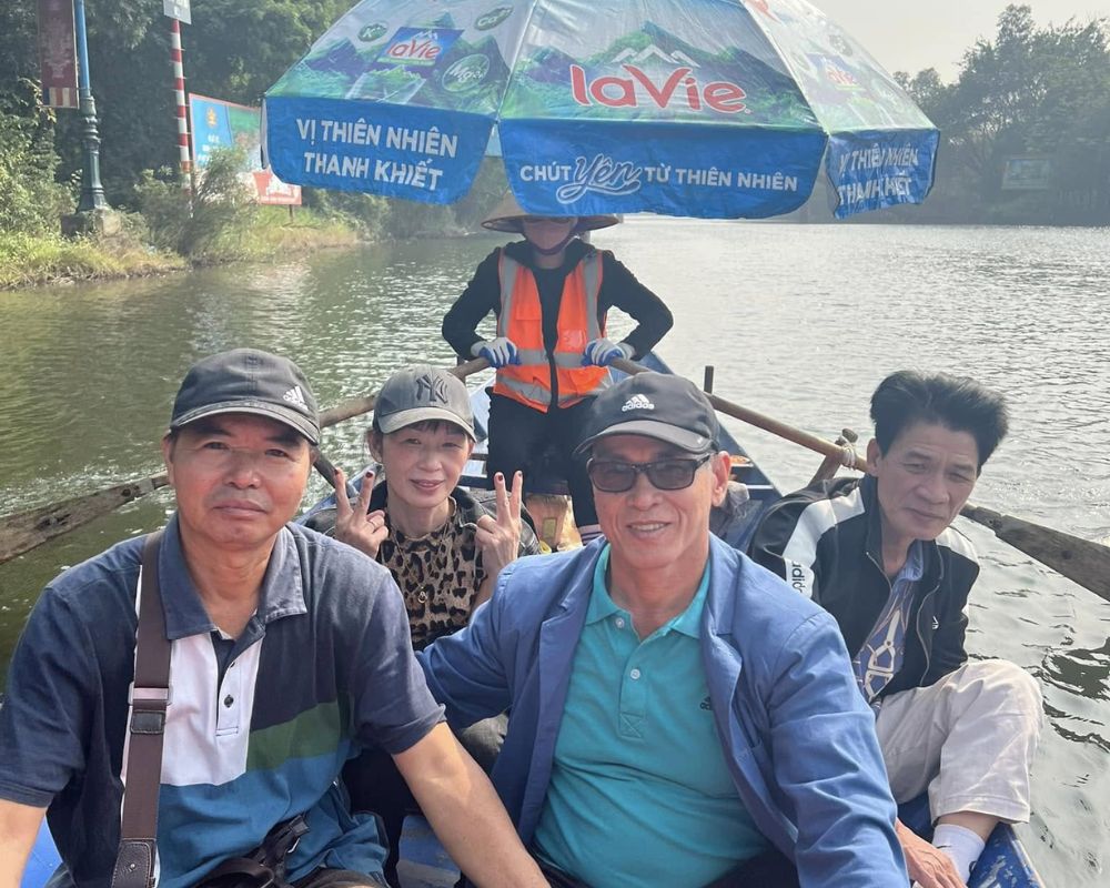 Tourists-take-a-boat-from-Duc-pier-to-Huong-pagoda