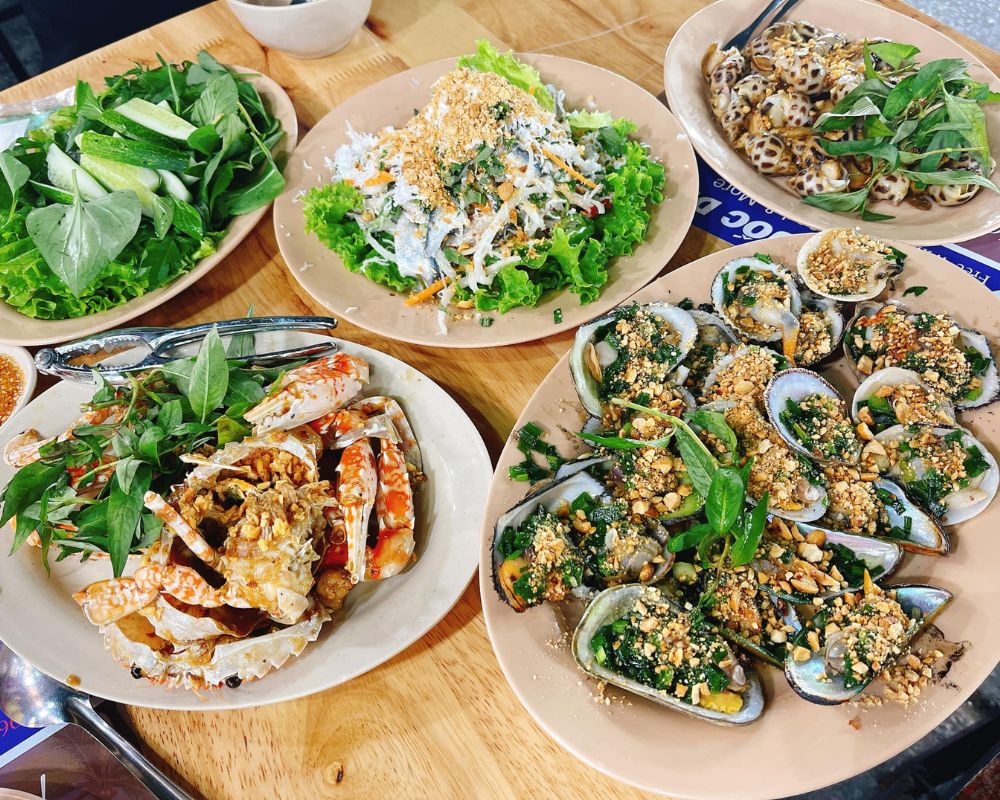 Enjoy-with-delicious-dishes-made-from-fresh-seafood-at-Phu-Quoc-night-market