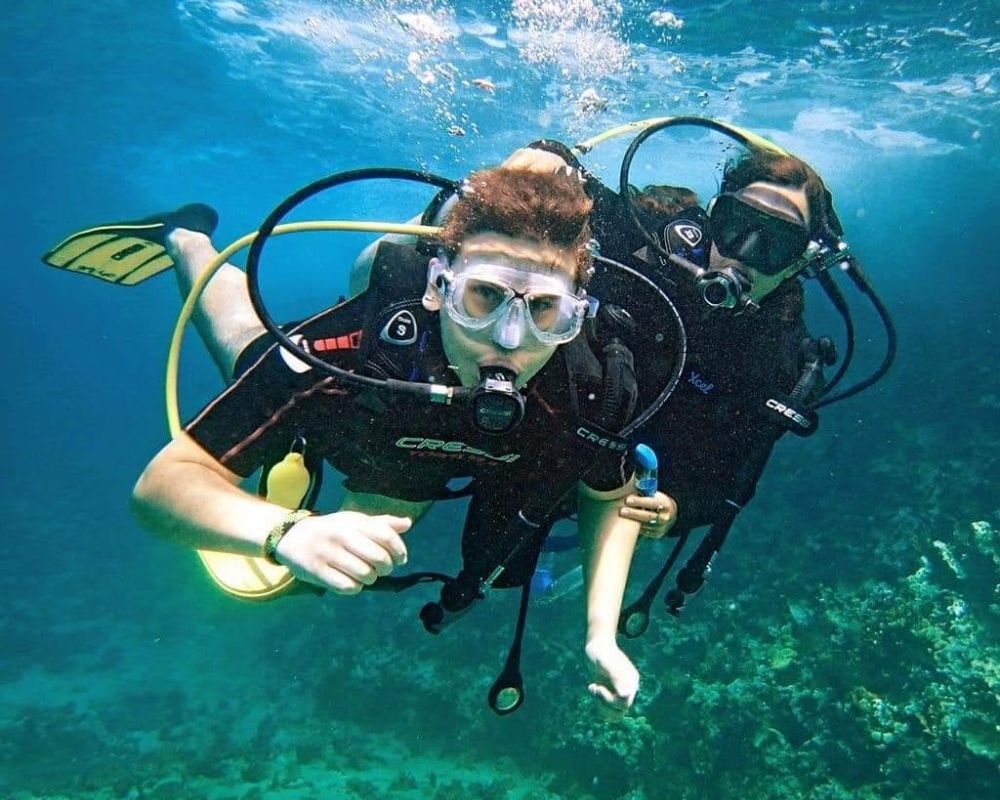 Experience-snorkeling-with-professional-divers