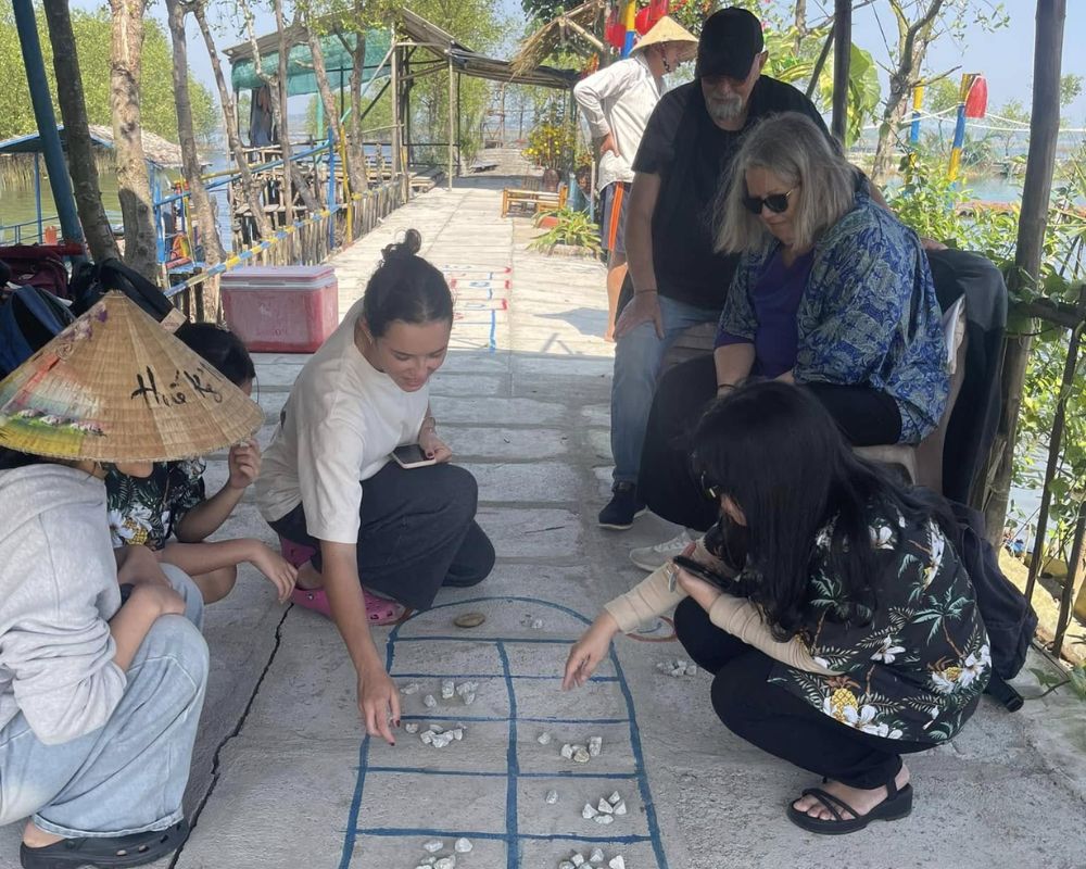 Foreign-tourists-experience-folk-games-with-locals