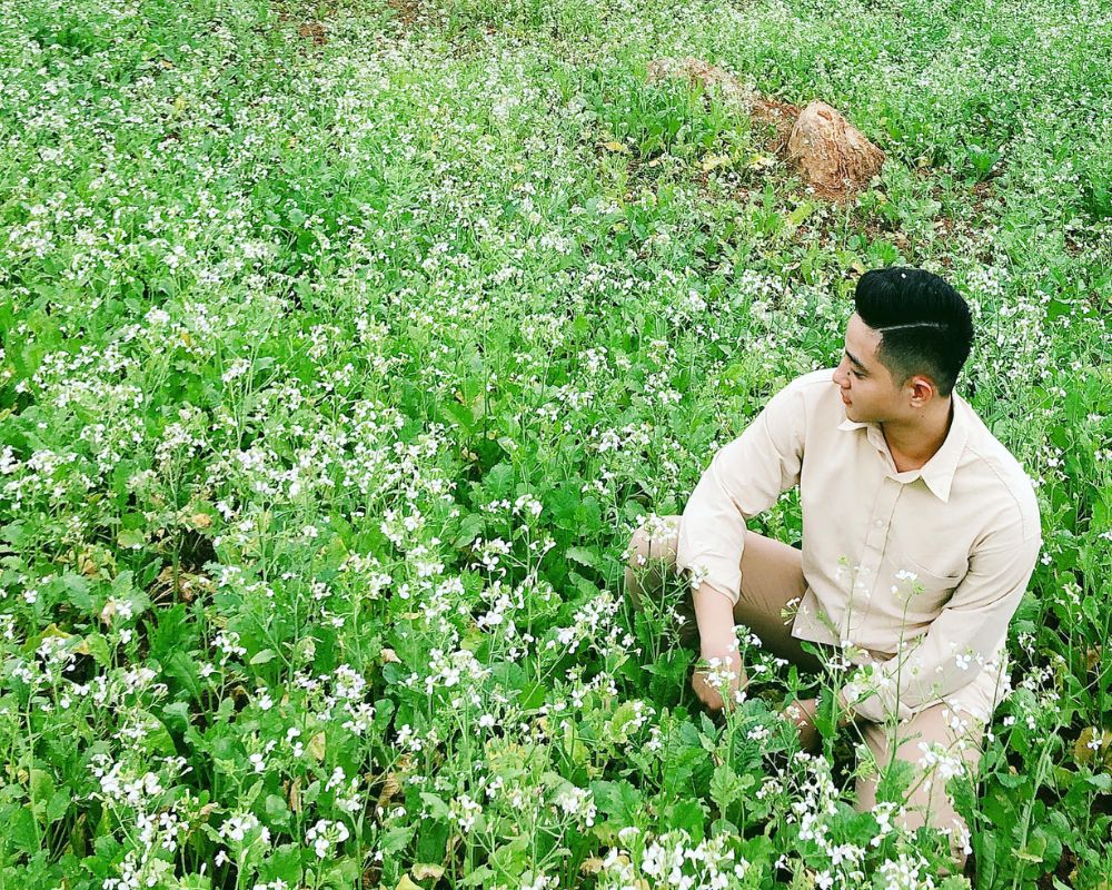 Take-a-photo-with-the-flower-fields-at-Moc-Chau-Plateau