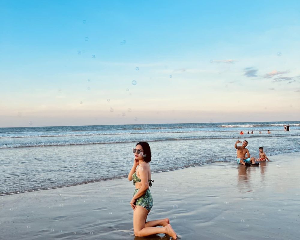 The-girl-takes-a-photo-at-Lang-Co-Beach