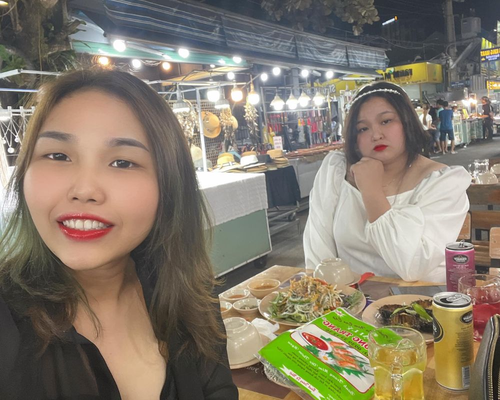 The-girls-enjoy-the-seafoods-in-night-market