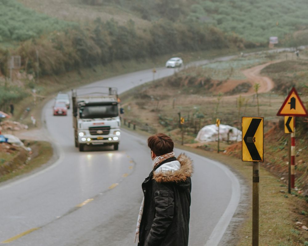 The-poetic-road-of-Moc-Chau-in-winter