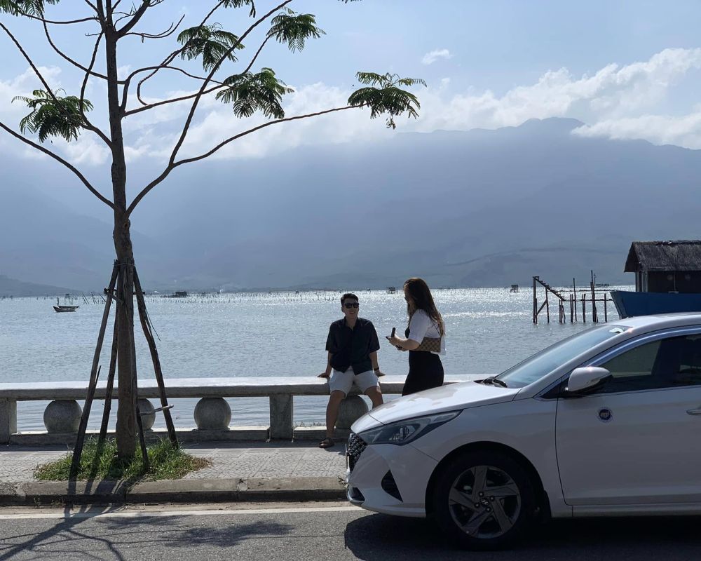 Tourists-stop-to-watch-the-view-beauty-on-the-way-get-Lang-Co-Beach