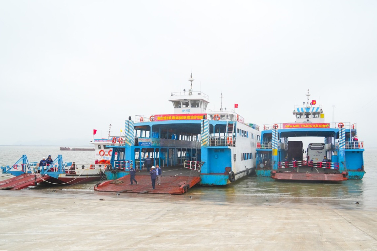 Boats-dock-at-Dong-Bai-ferry-wharf-to-take-passengers-to-Cat-Ba-island