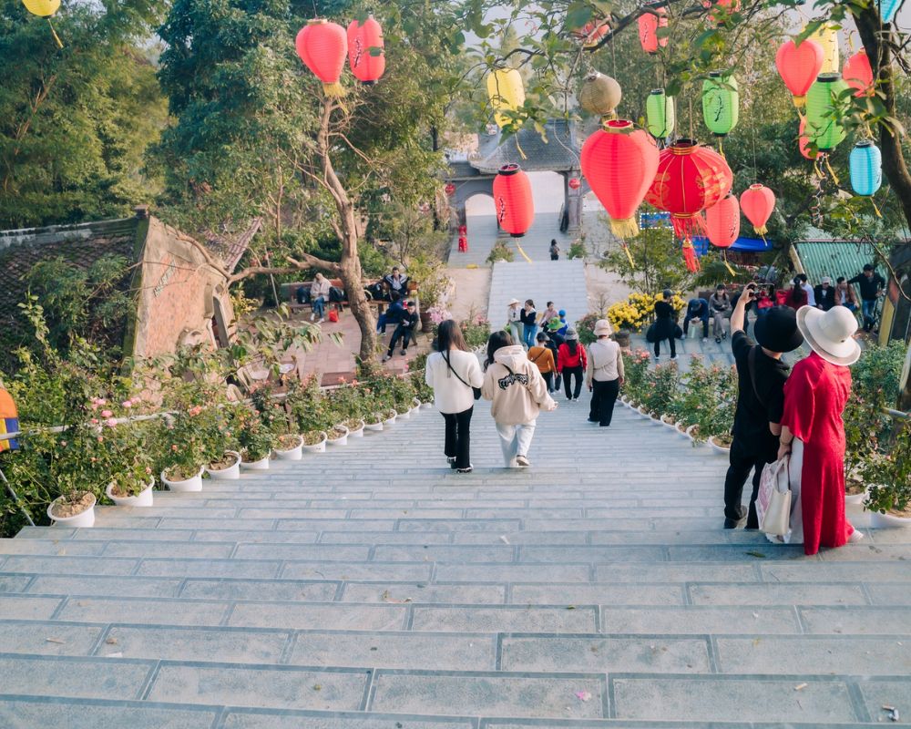 Tourists-go-to-pagoda-ceremonies-at-the-beginning-of-the-year