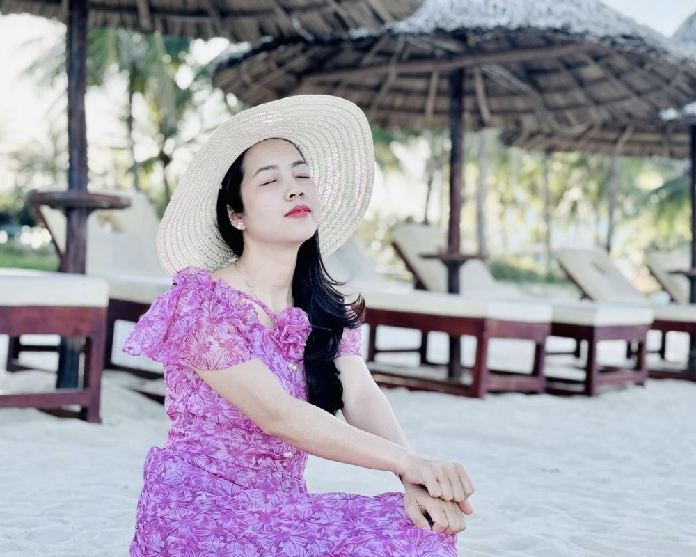 Girl-enjoys-fresh-air-at-My-Khe-beach