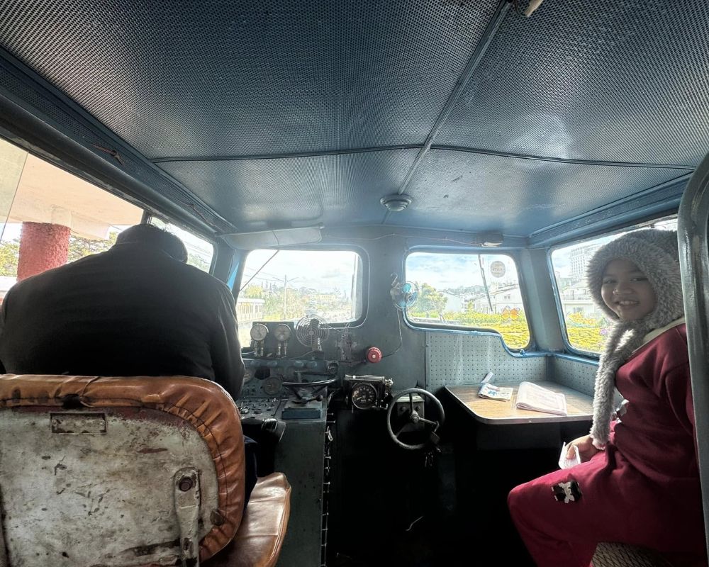 Girl-sitting-on-the-train-from-Da-Lat-to-Trai-Mat