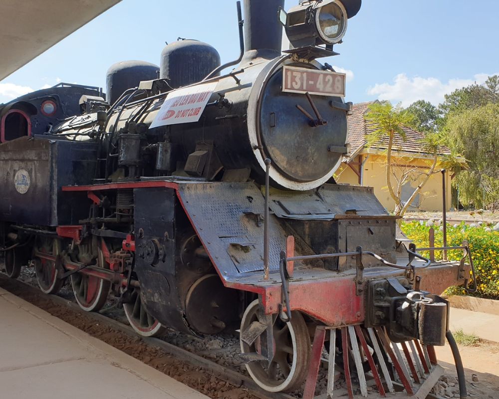 Old-train-engine-at-Da-Lat-station