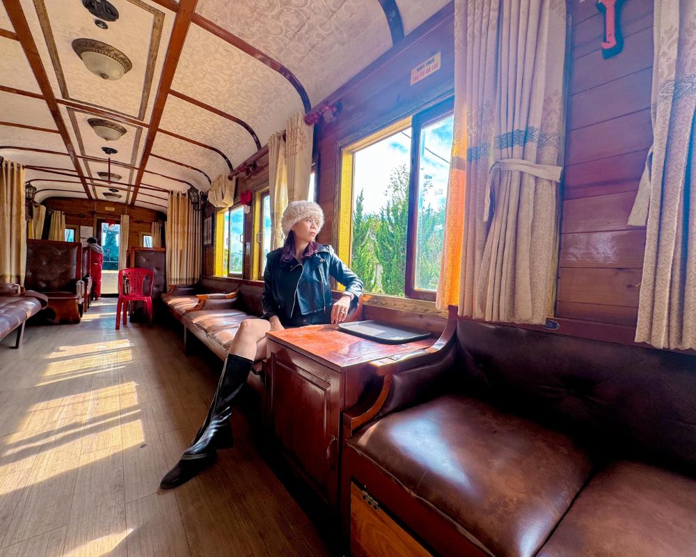 Space-inside-the-Dalat-train