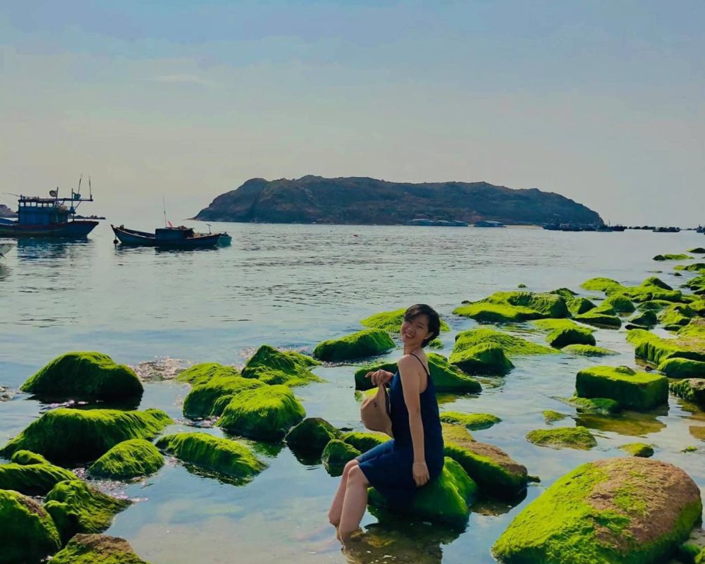 Admire-the-green-moss-rock-beach-at-Nhon-Hai-fishing-Village_1
