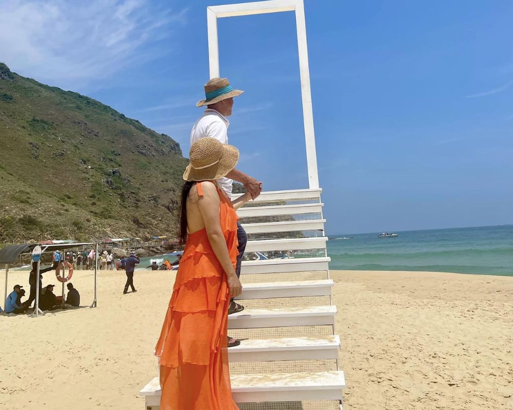 The-couple-taking-photos-in-Quy-Nhon
