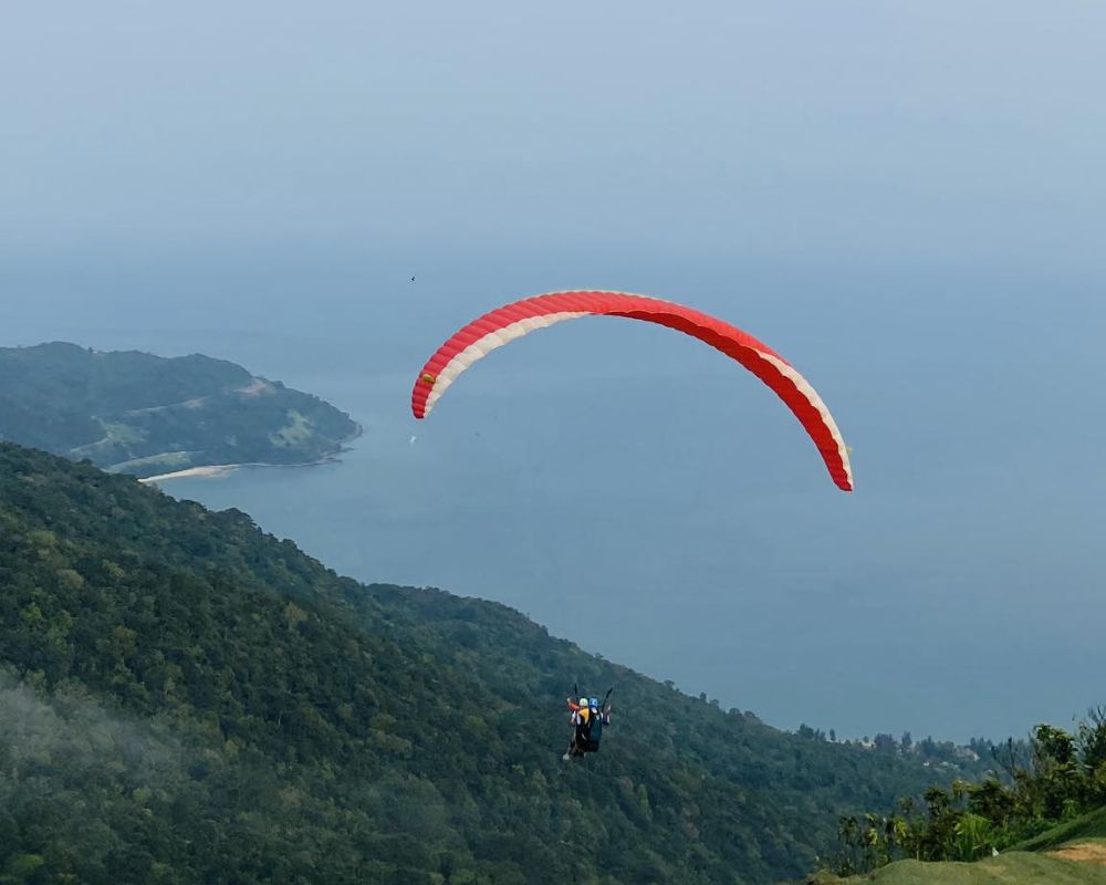 Paragliding-on-Son-Tra-Peninsula