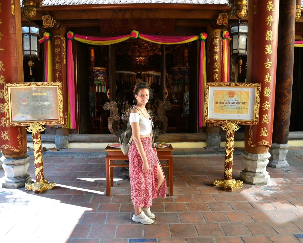 Take-a-photo-in-front-of-the-Bach-Ma-temple