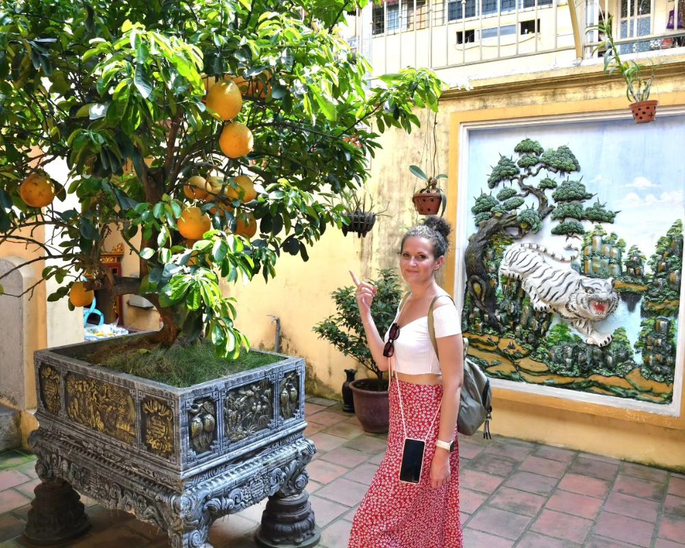 The-girl-taking-a-photo-at-Bach-Ma-temple