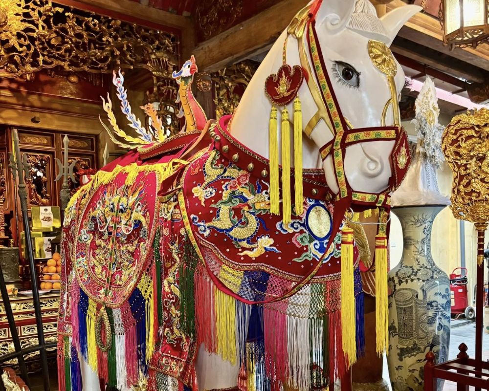 The-white-horse-in-Bach-Ma-temple