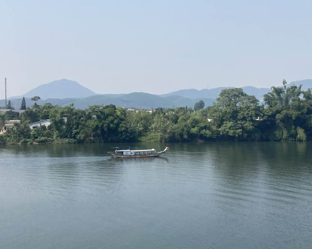 Thien-Mu-Pagoda-overlooking-the-Perfume-river