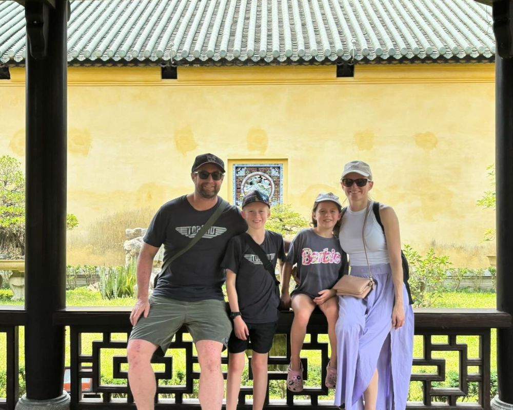 Tourists-travel-to-Hue-Imperial-City