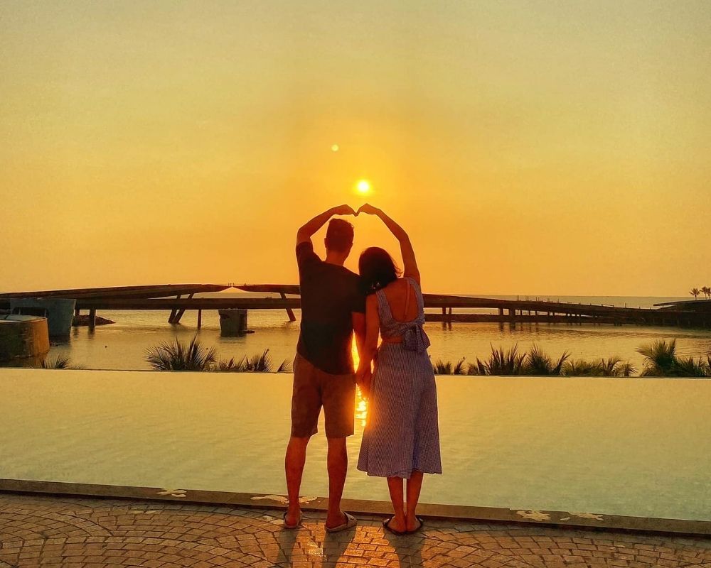 Admire-the-sunset-of-Kiss-bridge