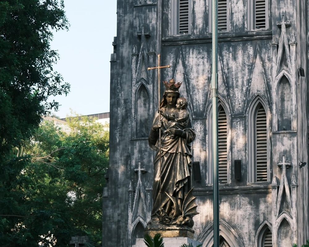 Bronze-statue-of-Virgin-Mary-and-child