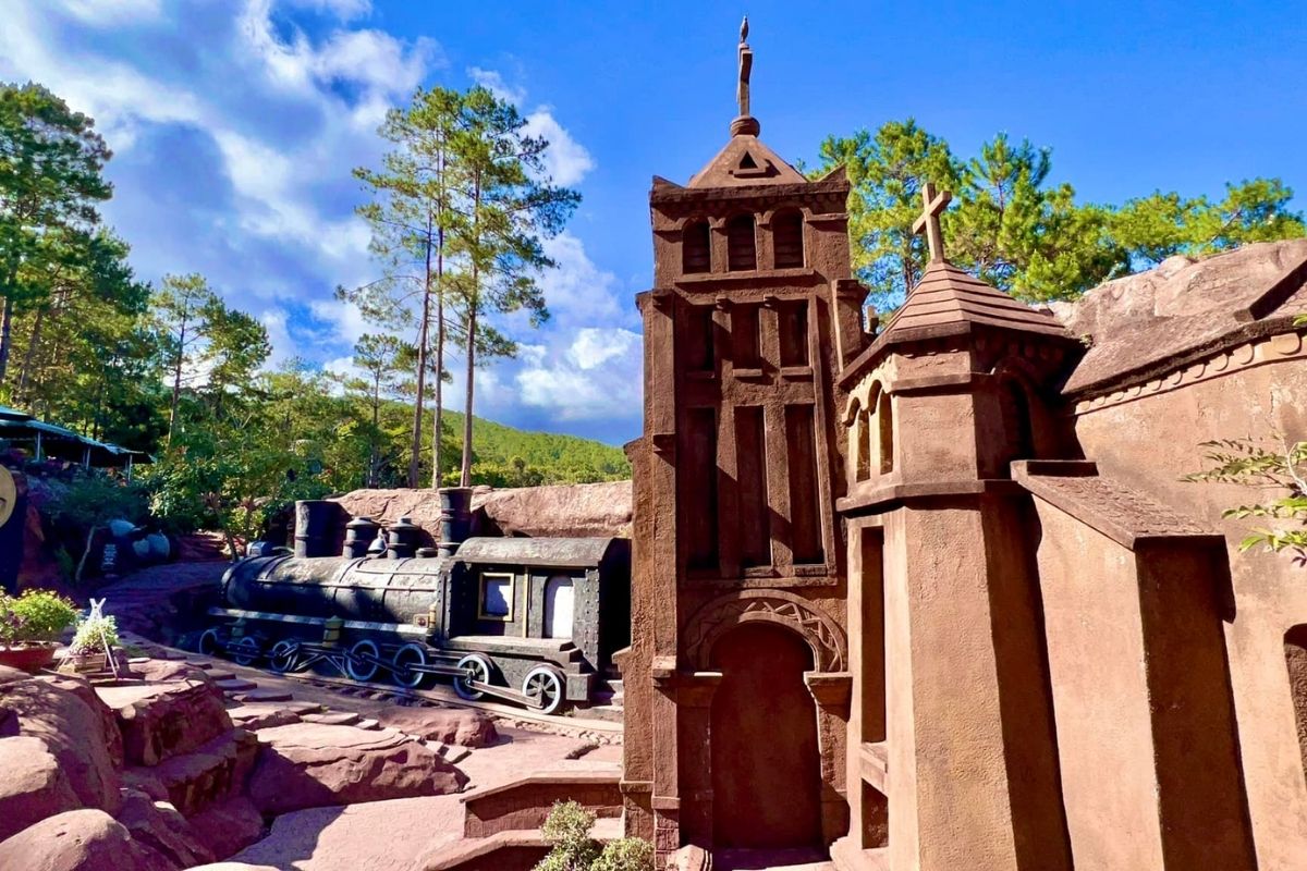 Creative-architectural-works-about-tourist-attractions-in-Da-Lat