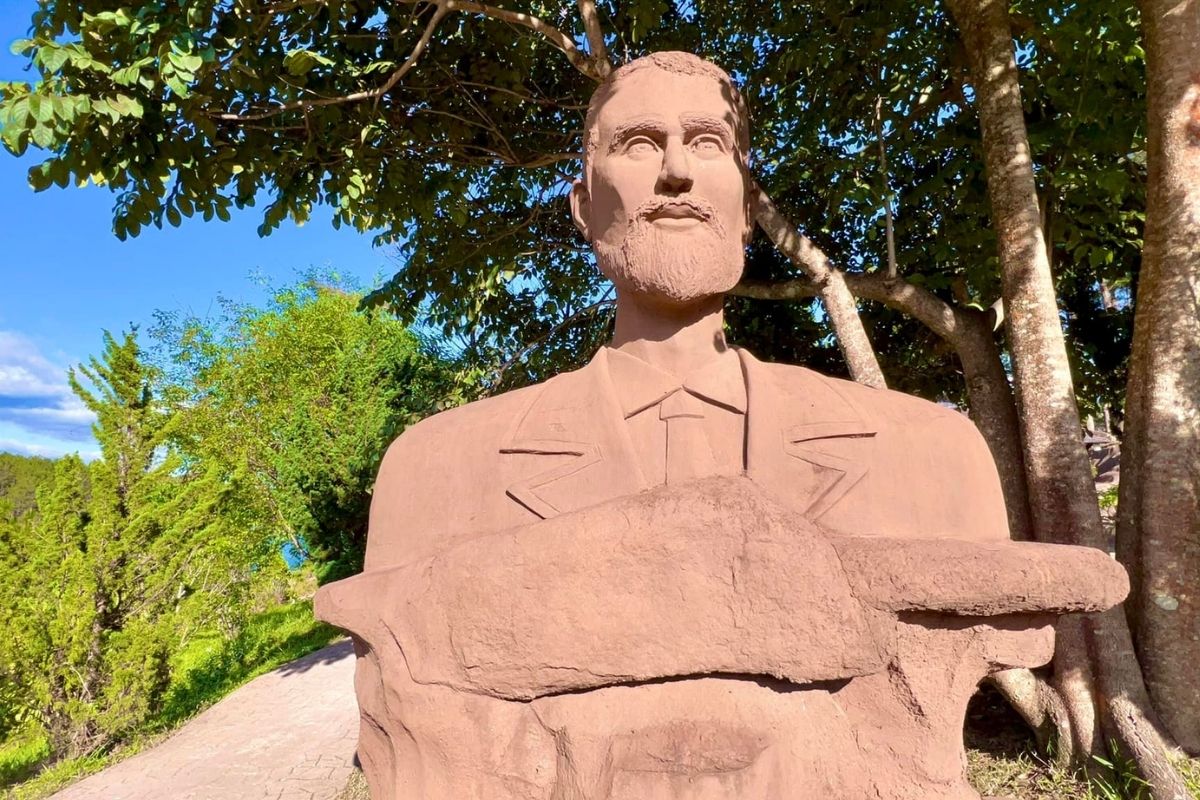 Dr.Yersin-statue