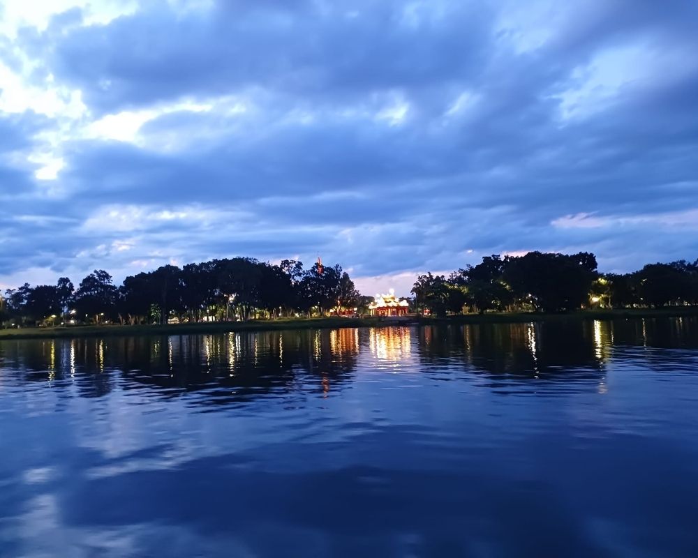 Perfume-River-at-night-is-beautiful-and-sparkling