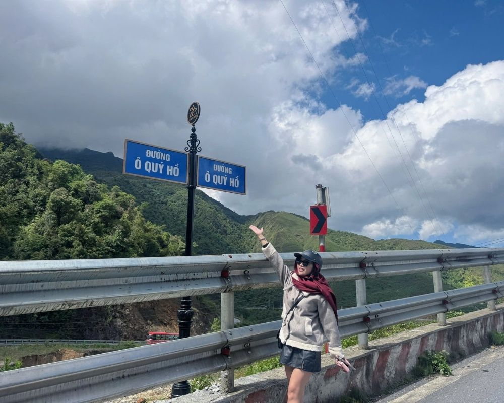 Snap-a-picture-with-a-road-of-O-Quy-Ho-pass