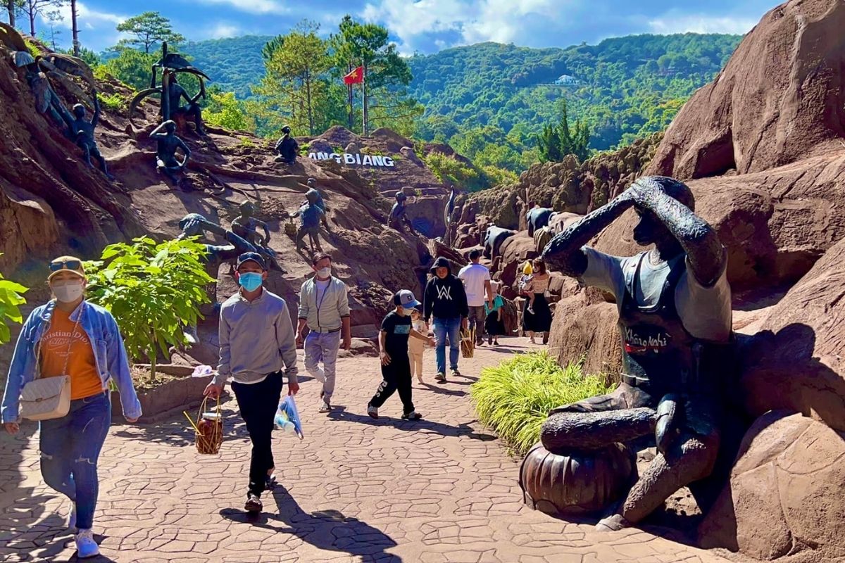 The-first-theme-at-Clay-Tunnel