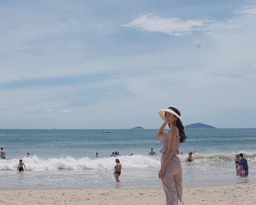 The-girl-takes-a-photo-at-An-Bang-beach