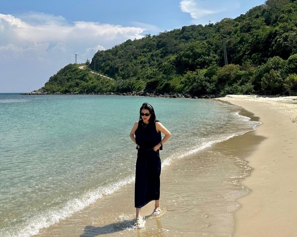 The-girl-taks-a-photo-at-Cham-island