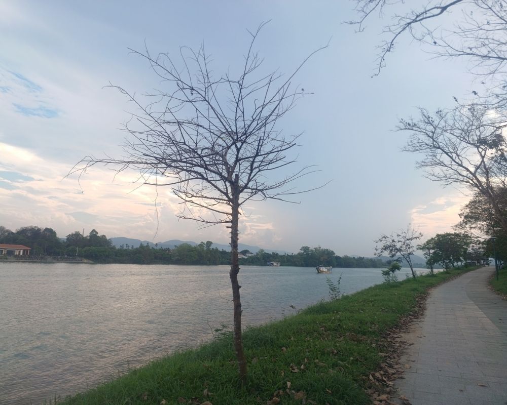 The-peaceful-scenery-of-Perfume-river