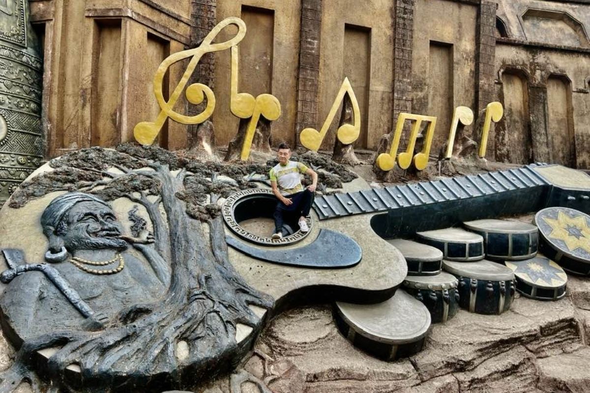The-piano-at-the-sculpture-tunnel