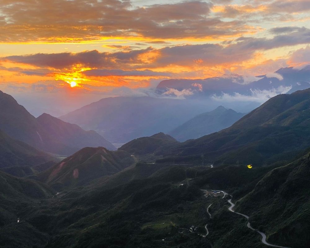 The-sunset-at-O-Quy-Ho-pass