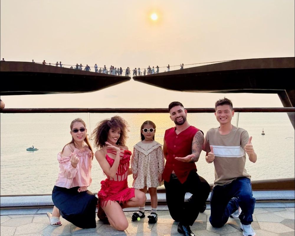 Tourist-snap-a-photo-with-Kiss-bridge-in-the-background