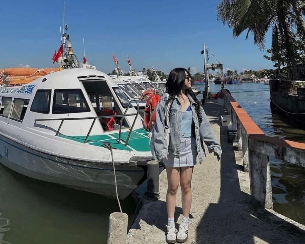 Transfer-to-Cu-Lao-Cham-island-by-stadard-canoe