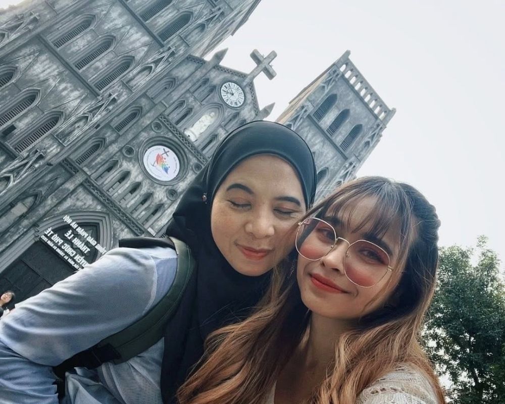 Two-girl-takes-a-photo-with-cathedral