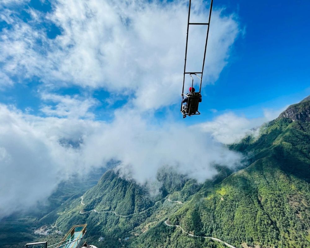 Admire-the-beauty-of-Sapa-when-participating-in-adventure-games-at-Sapa-Glass-Bridge